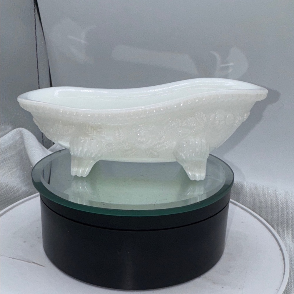 AVON soap dish Beauty Buds Soap Bathtub Milk Glass Vanity Decor VTG 1973